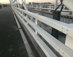 三横梁护栏